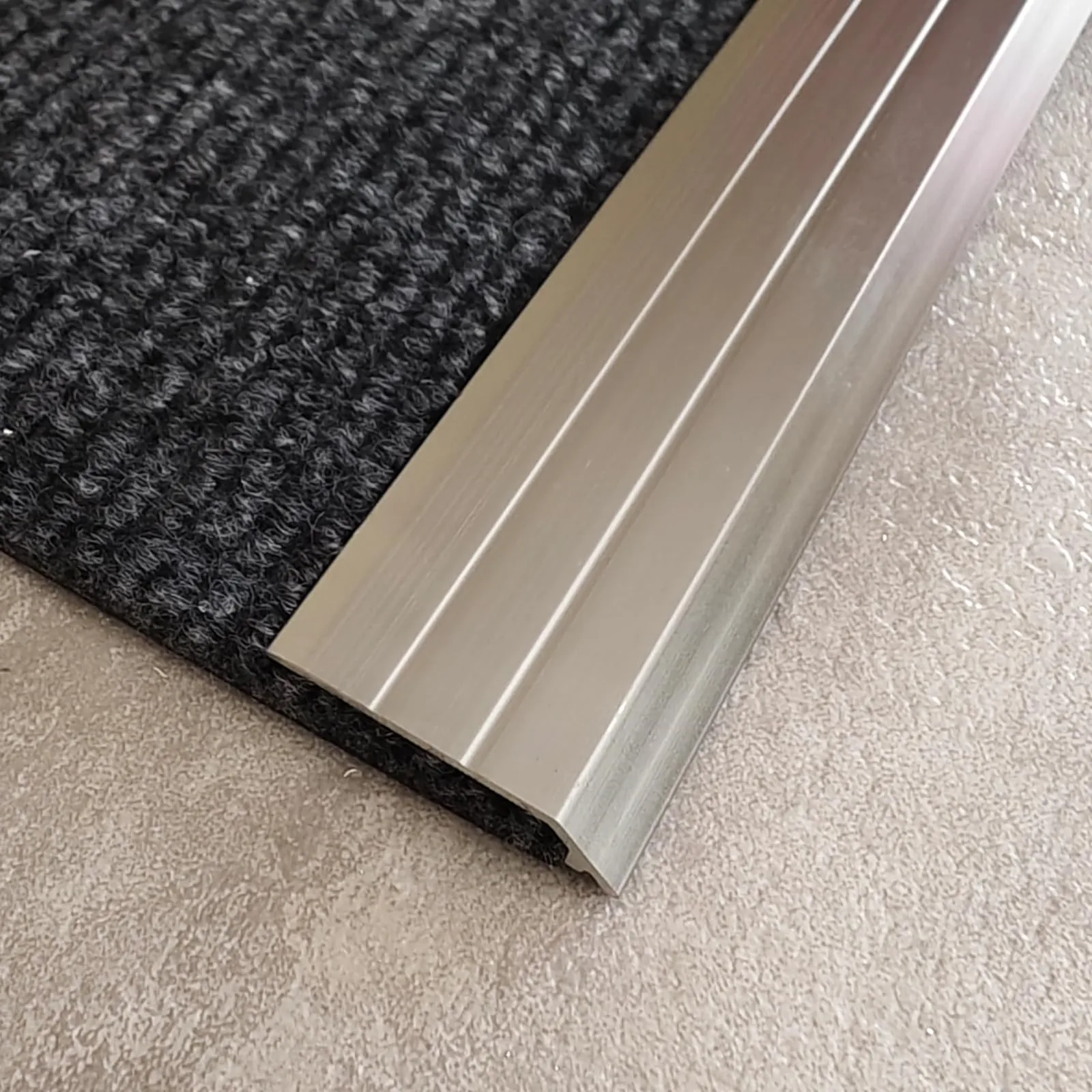 Alumínium átmeneti profil 90 × 3 cm, magasság 3–5 mm, 2 db